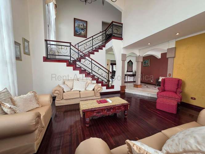 Casa de 4 dormitorios en San José provincia con garaje doble y jardín - Imagen 10