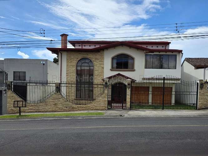 Casa de 4 dormitorios en San José provincia con garaje doble y jardín