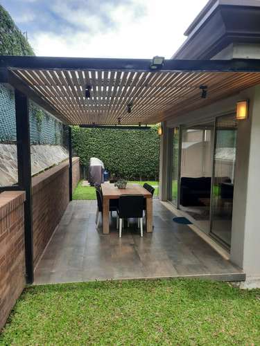 CASA MODERNA DE LUJO EN ALQUILER | CONDOMINIO PUERTA DE HIERRO, SANTA ANA - Imagen 2