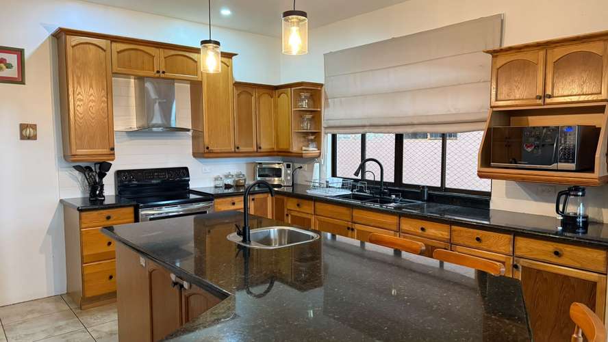 SE VENDE CASA EN RESIDENCIAL LOMAS DEL ZURQUI , SAN ISIDRO DE HEREDIA 