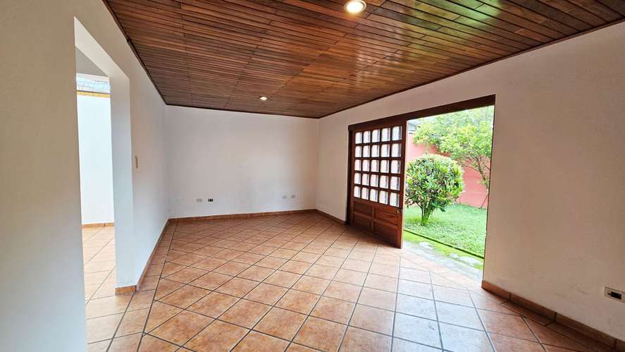 Alquiler de amplia casa en Vargas Araya, San Pedro -04 - Imagen 6