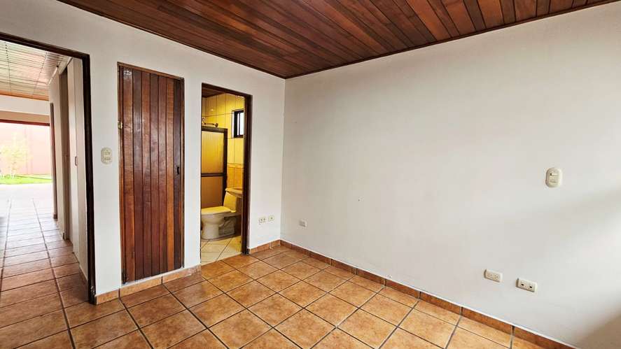 Alquiler de amplia casa en Vargas Araya, San Pedro -04 - Imagen 12