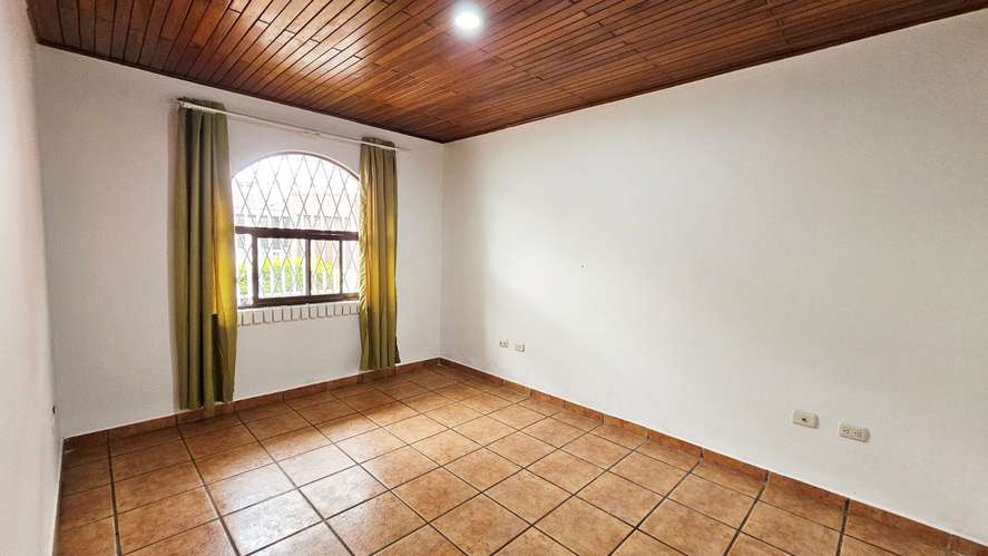 Alquiler de amplia casa en Vargas Araya, San Pedro -04 - Imagen 9
