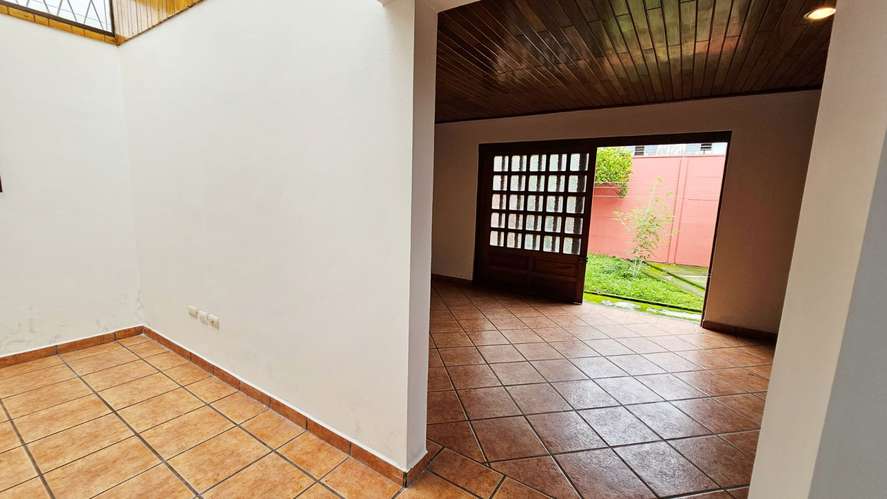 Alquiler de amplia casa en Vargas Araya, San Pedro -04 - Imagen 4