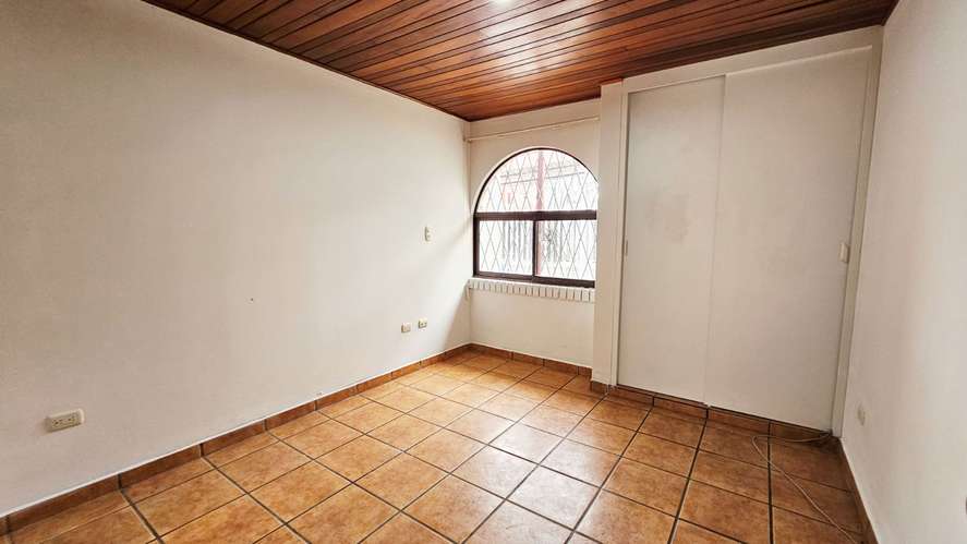 Alquiler de amplia casa en Vargas Araya, San Pedro -04 - Imagen 10