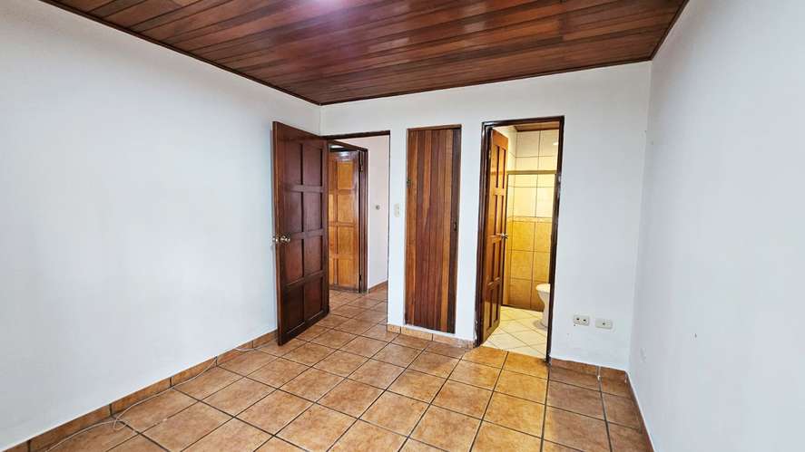 Alquiler de amplia casa en Vargas Araya, San Pedro -04 - Imagen 16