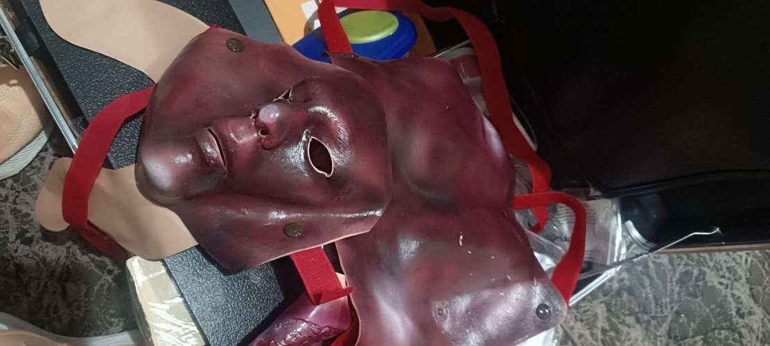 Kit de Simulación de Trauma y Heridas Médicas Simulaids (Moulage) + Maniquí Infantil