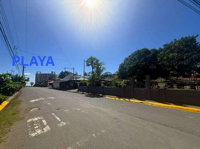 Lote esquinero comercial a 100 m de la playa en Jacó (MV)