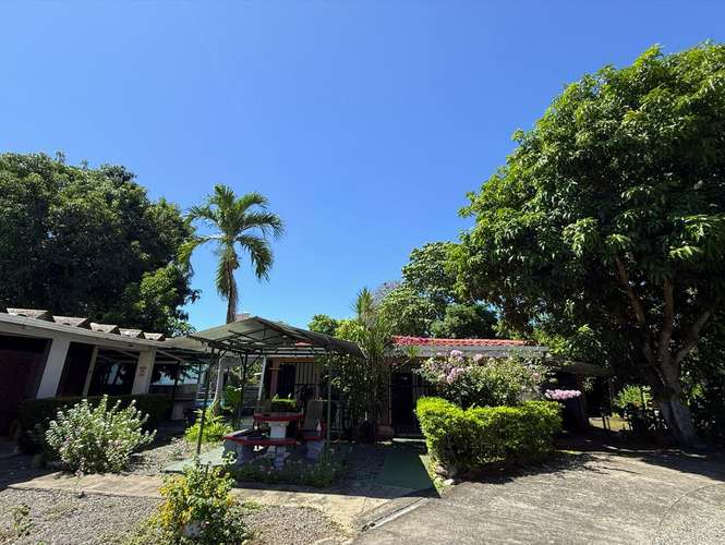 Lote esquinero comercial a 100 m de la playa en Jacó (MV)