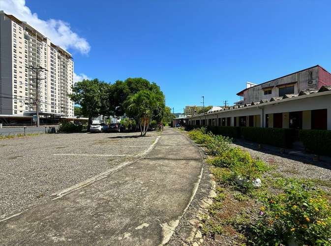 Lote esquinero comercial a 100 m de la playa en Jacó (MV)