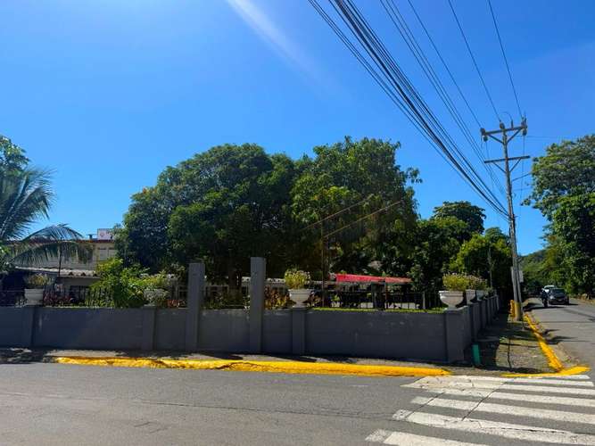 Lote esquinero comercial a 100 m de la playa en Jacó (MV)