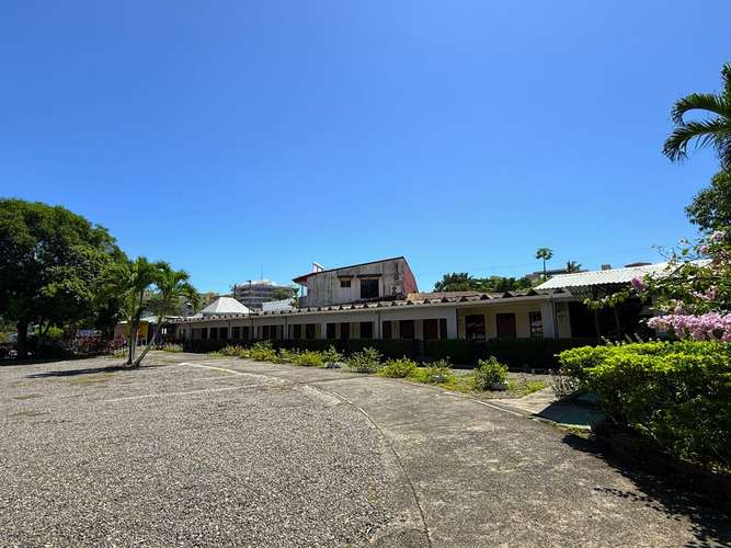 Lote esquinero comercial a 100 m de la playa en Jacó (MV)