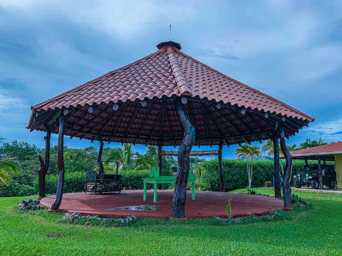 Se Alquila Amplia Casa Amueblada con Vista al Mar
