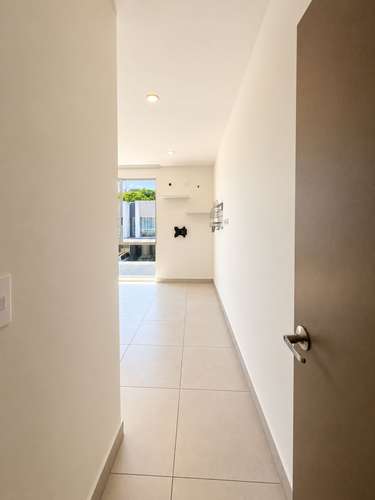 CASA ESQUINERA EN ALQUILER RÍO ORO SANTA ANA | 2 HAB 2.5 BAÑOS 2 PARQUEOS PATIO - Imagen 7