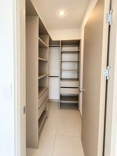 CASA ESQUINERA EN ALQUILER RÍO ORO SANTA ANA | 2 HAB 2.5 BAÑOS 2 PARQUEOS PATIO - Imagen 10
