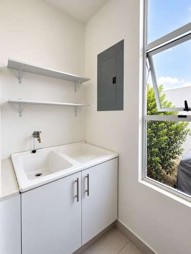 CASA ESQUINERA EN ALQUILER RÍO ORO SANTA ANA | 2 HAB 2.5 BAÑOS 2 PARQUEOS PATIO - Imagen 4