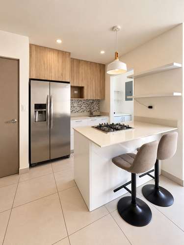 CASA ESQUINERA EN ALQUILER RÍO ORO SANTA ANA | 2 HAB 2.5 BAÑOS 2 PARQUEOS PATIO - Imagen 2
