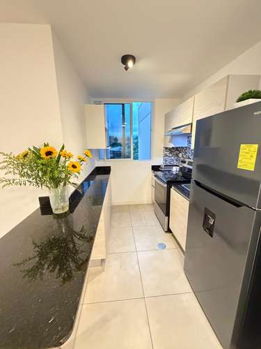 ¡Se Alquila Apartamento Con Línea Blanca, Parqueo Techado y Balcón en Piso 7! - Imagen 4