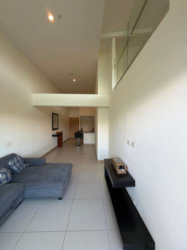 SE ALQUILA hermoso apartamento tipo loft en Torres de Heredia, se renta así cómo está en las fotos - Imagen 5