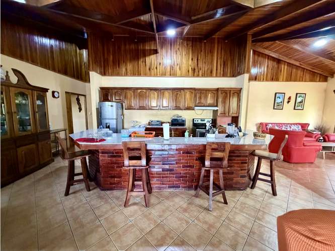 Hermosa casa con piscina en Atenas - Imagen 5
