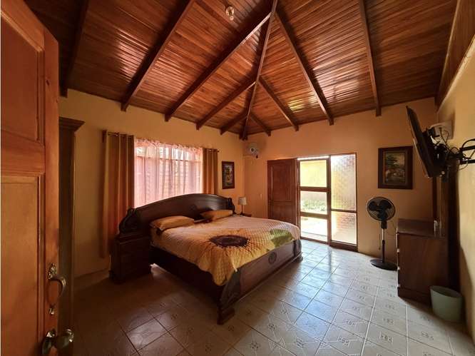 Hermosa casa con piscina en Atenas - Imagen 8