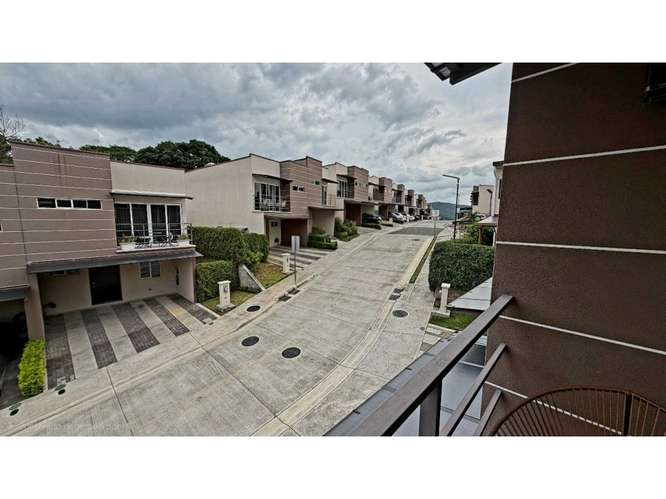 Casa en venta en Ciudad Colón | 3 hab., jardín y piscina