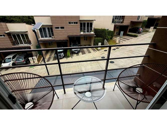 Casa en venta en Ciudad Colón | 3 hab., jardín y piscina