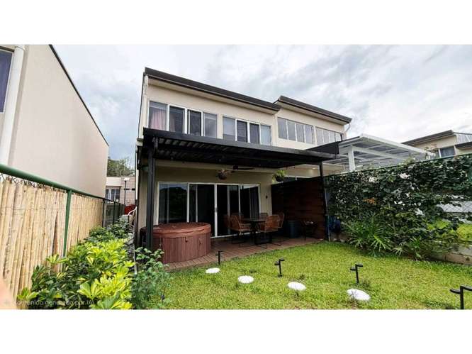 Casa en venta en Ciudad Colón | 3 hab., jardín y piscina