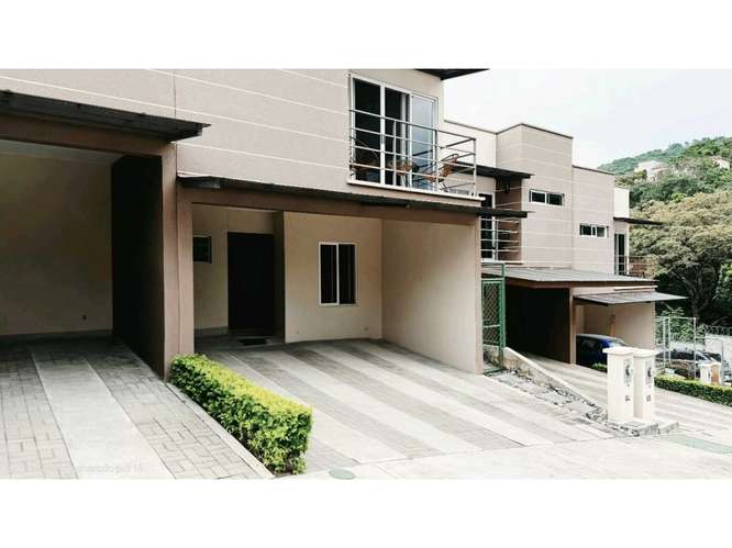 Casa en venta en Ciudad Colón | 3 hab., jardín y piscina