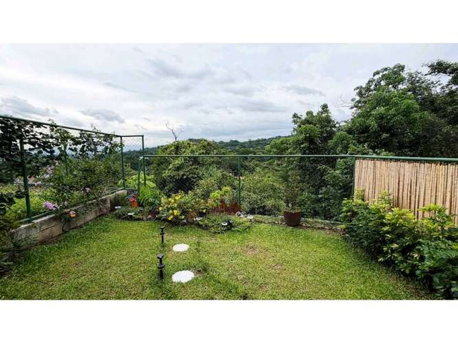Casa en venta en Ciudad Colón | 3 hab., jardín y piscina