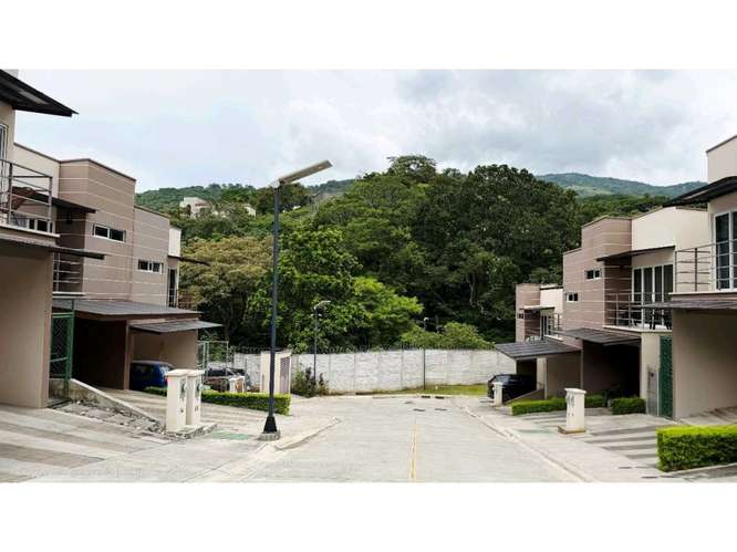 Casa en venta en Ciudad Colón | 3 hab., jardín y piscina