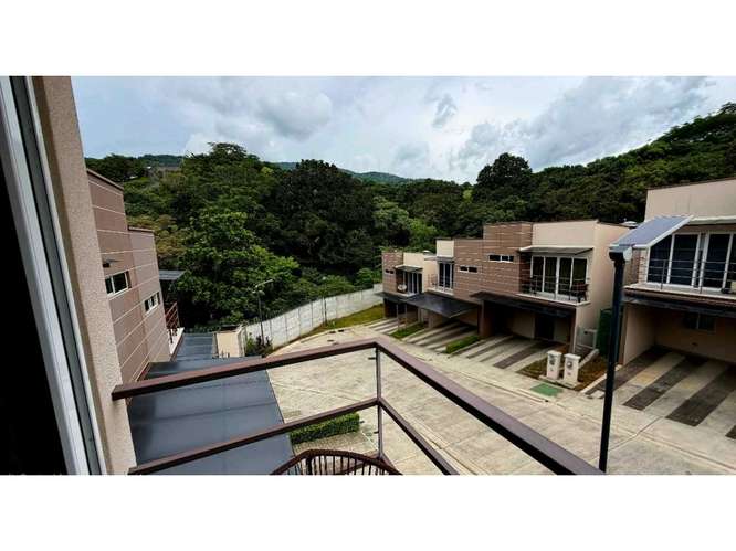 Casa en venta en Ciudad Colón | 3 hab., jardín y piscina