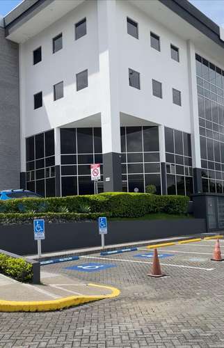 Oficina moderna en alquiler en San Rafael, Escazú, con 4 estacionamientos y vista a las montañas