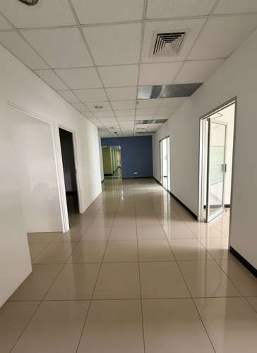 Oficina moderna en alquiler en San Rafael, Escazú, con 4 estacionamientos y vista a las montañas - Imagen 5