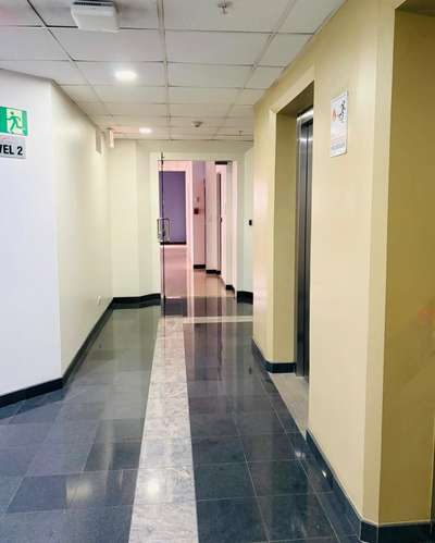 Oficina moderna en alquiler en San Rafael, Escazú, con 4 estacionamientos y vista a las montañas - Imagen 3