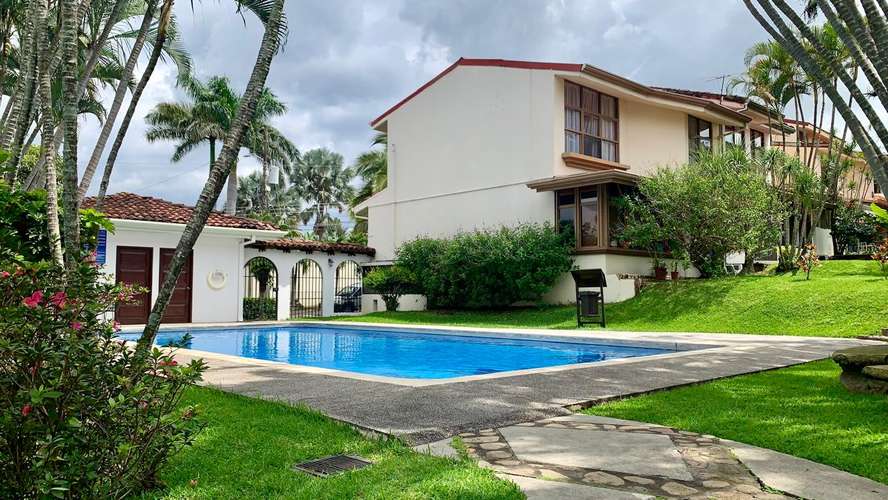 Alquiler de casa en Belén Cariari en Bosques Doña Rosa: 3 dormitorios, piscina y seguridad 24 horas 
