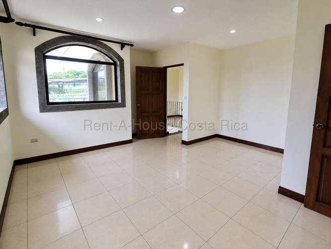 Exclusiva casa de 4 habitaciones en condominio con piscina en Cariari, Heredia. ¡Oportunidad única! - Imagen 11