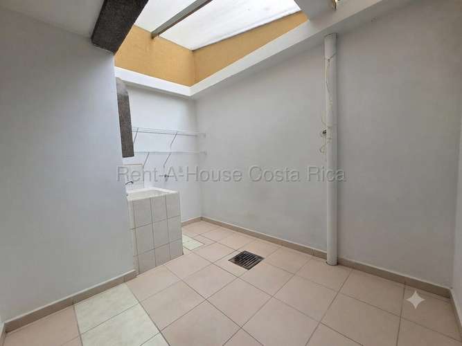 Exclusiva casa de 4 habitaciones en condominio con piscina en Cariari, Heredia. ¡Oportunidad única! - Imagen 8