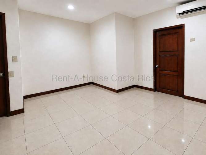 Exclusiva casa de 4 habitaciones en condominio con piscina en Cariari, Heredia. ¡Oportunidad única! - Imagen 12