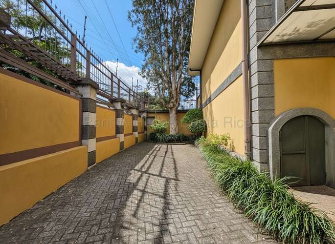 Exclusiva casa de 4 habitaciones en condominio con piscina en Cariari, Heredia. ¡Oportunidad única! - Imagen 2