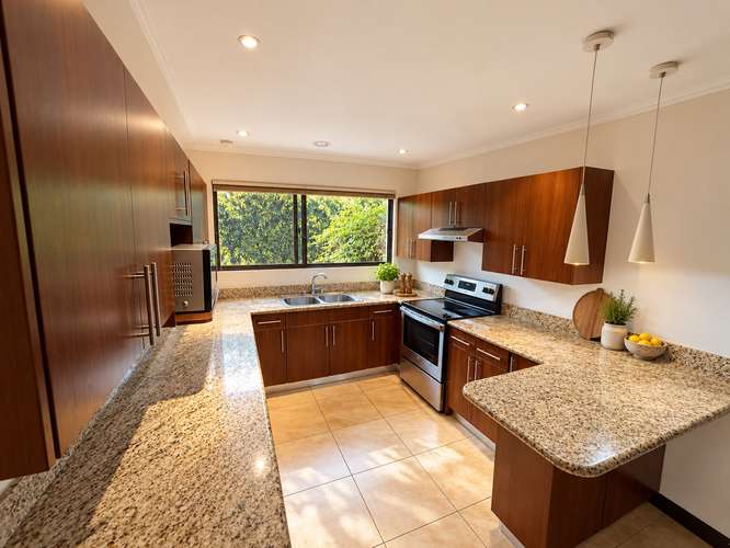 Espectacular casa esquinera en Condominio Almería, Pozos de Santa Ana: 260 m² con terraza y piscina - Imagen 14