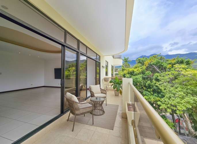 Apartamento de 219 m2 de 3 habit. + oficina y vista en San Rafael Escazú