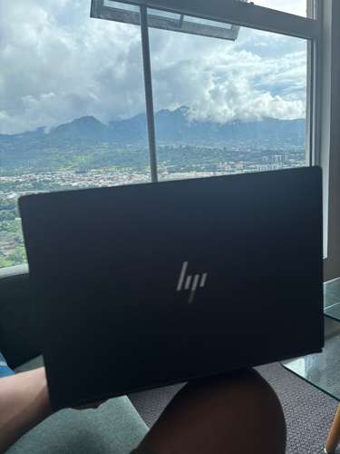HP envy x360 tactil convertible wood edition, ryzen 7, 3700U, 8gb RAM y 512gb almacenamiento. Precio negociable. 