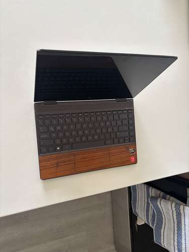 HP envy x360 tactil convertible wood edition, ryzen 7, 3700U, 8gb RAM y 512gb almacenamiento. Precio negociable. 