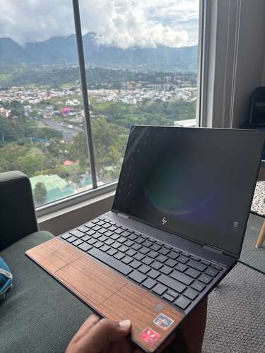 HP envy x360 tactil convertible wood edition, ryzen 7, 3700U, 8gb RAM y 512gb almacenamiento. Precio negociable. 