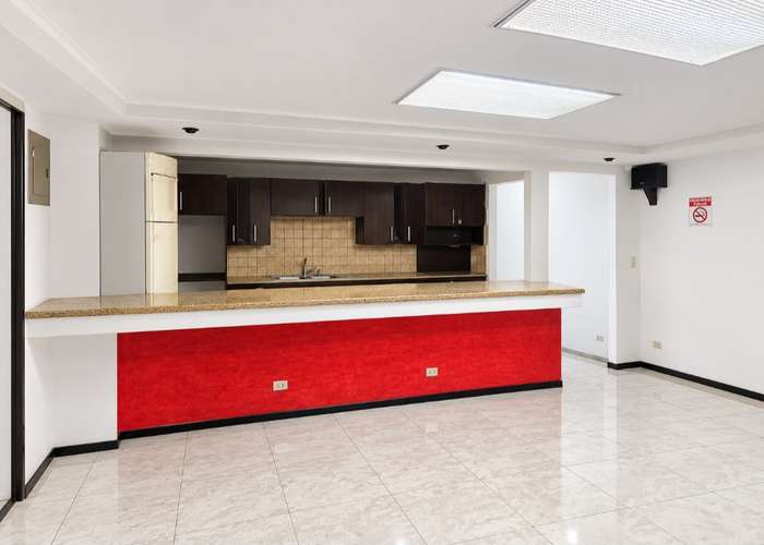 Edificio comercial moderno con sala de exhibición y bodega en San José