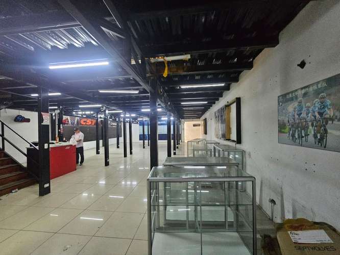 Edificio comercial moderno con sala de exhibición y bodega en San José - Imagen 16