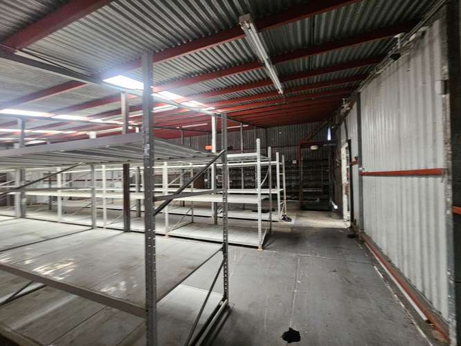 Edificio comercial moderno con sala de exhibición y bodega en San José - Imagen 6