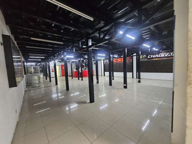Edificio comercial moderno con sala de exhibición y bodega en San José - Imagen 3