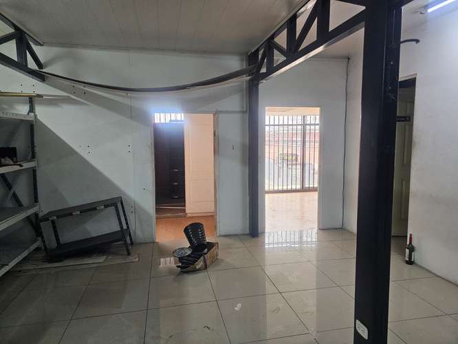 Edificio comercial moderno con sala de exhibición y bodega en San José - Imagen 11